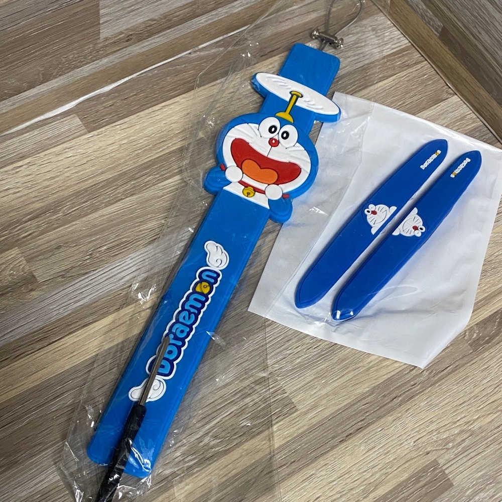 Doraemon Blue race car pendant racing donuts flasher light
